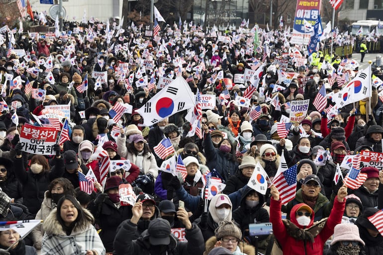 Partidarios del destituido presidente surcoreano Yoon Suk-yeol protestan este miércoles en Seúl.