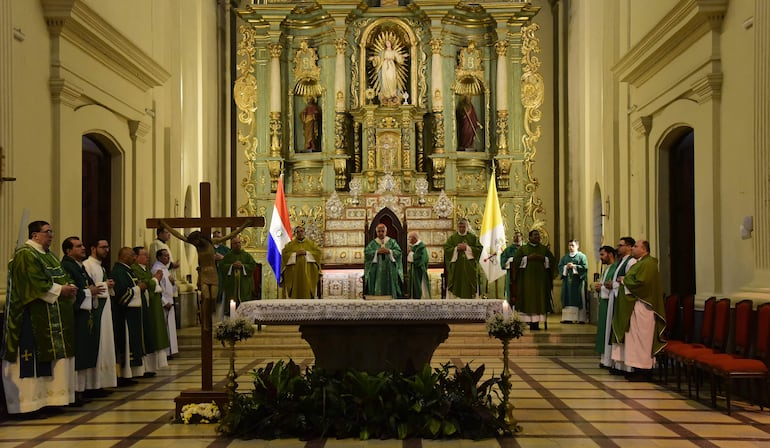 Los jóvenes participaron de una misa presidida por el cardenal Adalberto Martínez, en la Catedral Metropolitana de Asunción.