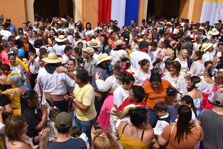 Cientos de fieles cumplen su promesa en la víspera de la recordación de la Natividad de la Virgen María, bailando al son de la bandita.