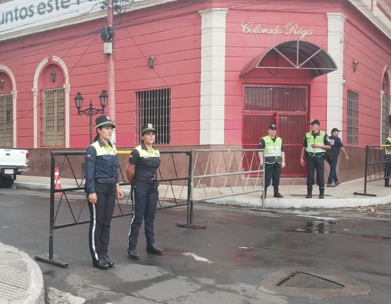 Fotografía de archivo y referencia: Agentes de la Policía Municipal de Tránsito de Asunción en la esquina de la sede del Partido Colorado.