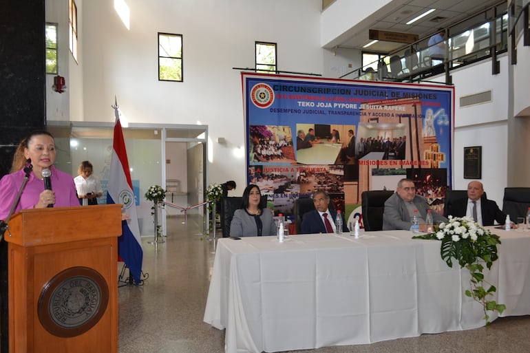 La directora de Registros Públicos,  abogada Lourdes González durante su discurso en el palacio de Justicia de San Juan Bautista, Misiones, anunció la apertura de nuevas oficinas en el país.