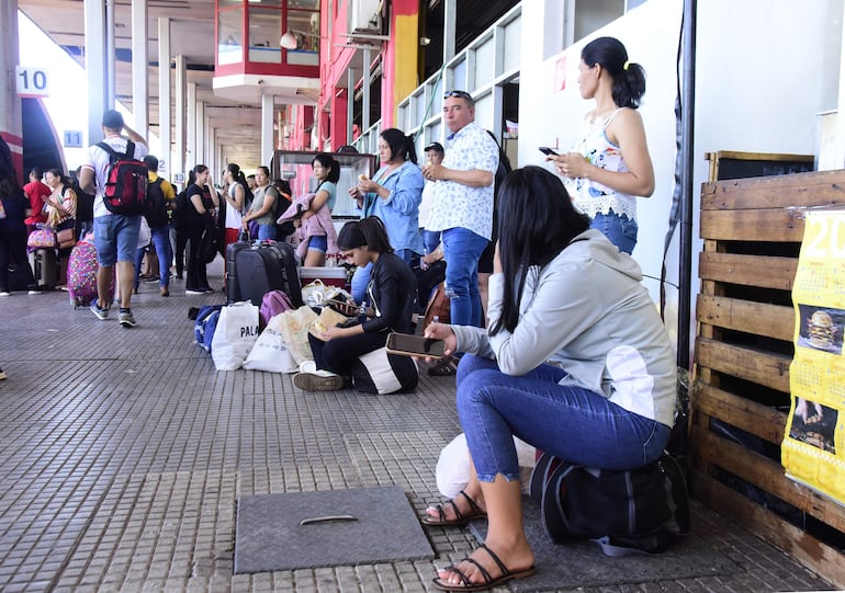 La falta de más asientos de espera en la terminal fue motivo de reclamo de los pasajeros que aguardaron sentados en el piso o sobre sus maletas para ir a su destino.