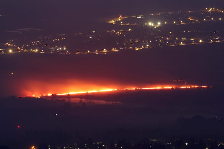 Se ve un incendio cerca de la ciudad de Kiryat Shmona como resultado de un proyectil disparado desde el sur del Líbano hacia el norte de Israel, el 05 de octubre de 2024.