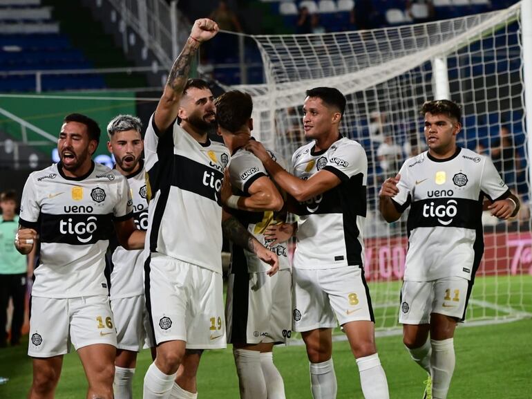 Los jugadores de Olimpia festejan un gol en el partido frente a Sportivo Trinidense por la quinta fecha del torneo Apertura 2025 del fútbol paraguayo en el estadio Defensores del Chaco, en Asunción, Paraguay.