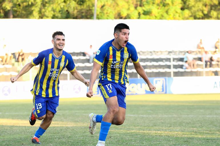 Grito de gol de Ronald Duarte, en el segundo tanto "escobero", acompañado por Orlando Bogado. (Foto: APF)