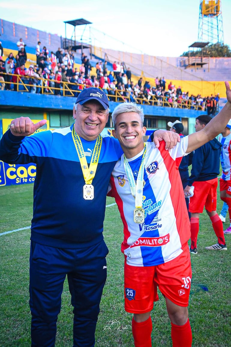 El entrenador campeón Julio Javier Doldán, en compañía del goleador  David Ferreira.