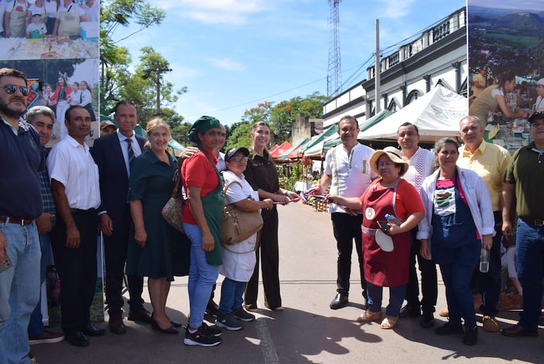 Productores, técnicos de la DEAg y la gobernadora Norma Zárate de Monges habilitaron la Feria Departamental Paraguarí Produce.