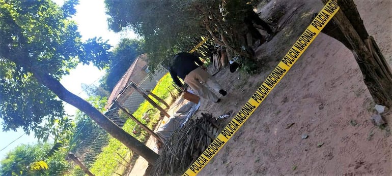 Del otro lado en el camino vecinal se observa la motocicleta donde cayeron los sobrinos heridos y del lado de la vivienda el tío quien decidió autoleminarse.