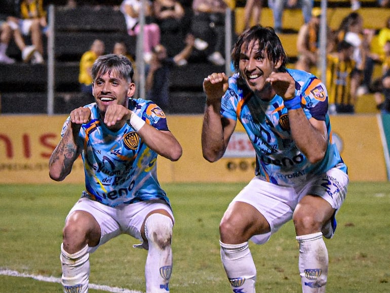 Elvio Vera y Jorge Benítez (d), jugador de Sportivo Luqueño, festejan un gol en el partido frente a Guaraní por la fecha 17 del torneo Clausura 2024 del fútbol paraguayo en el estadio Rogelio Silvino Livieres, en Asunciín.