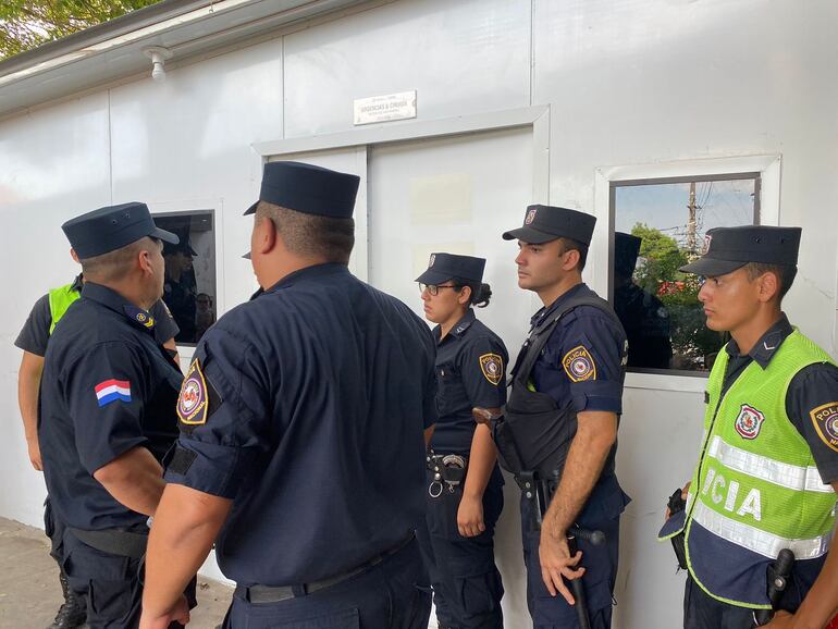 Policías montan guardia frente a la sala de urgencias del hospital de Barrio Obrero, donde reciben atención médica policías y reos heridos en el marco del operativo Veneratio, en la cárcel de Tacumbú.