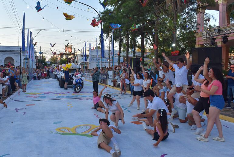 Desfile en Villarrica por el día de la primavera y la juventud.