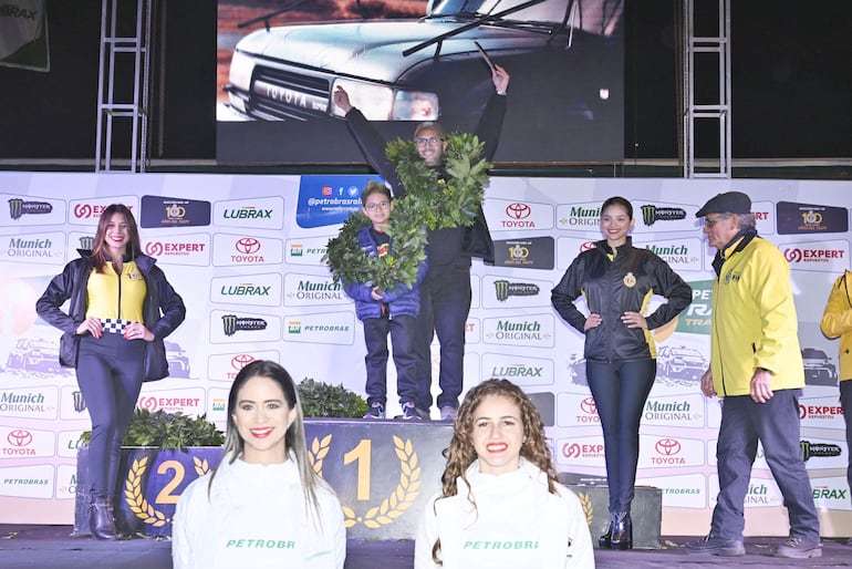 Fabián Herrera fue el elegido de los competidores este año como el “mejor deportista” del 49º Transchaco Rally.