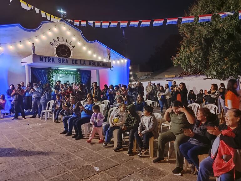 Fieles católicos participan de la celebración de la Asunción de la Virgen María en Santísima Trinidad.