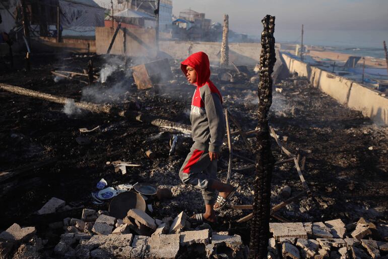 Un joven entre los escombros de un edificio destruido este martes en Deir el Balah, en la zona centro de la Franja de Gaza.