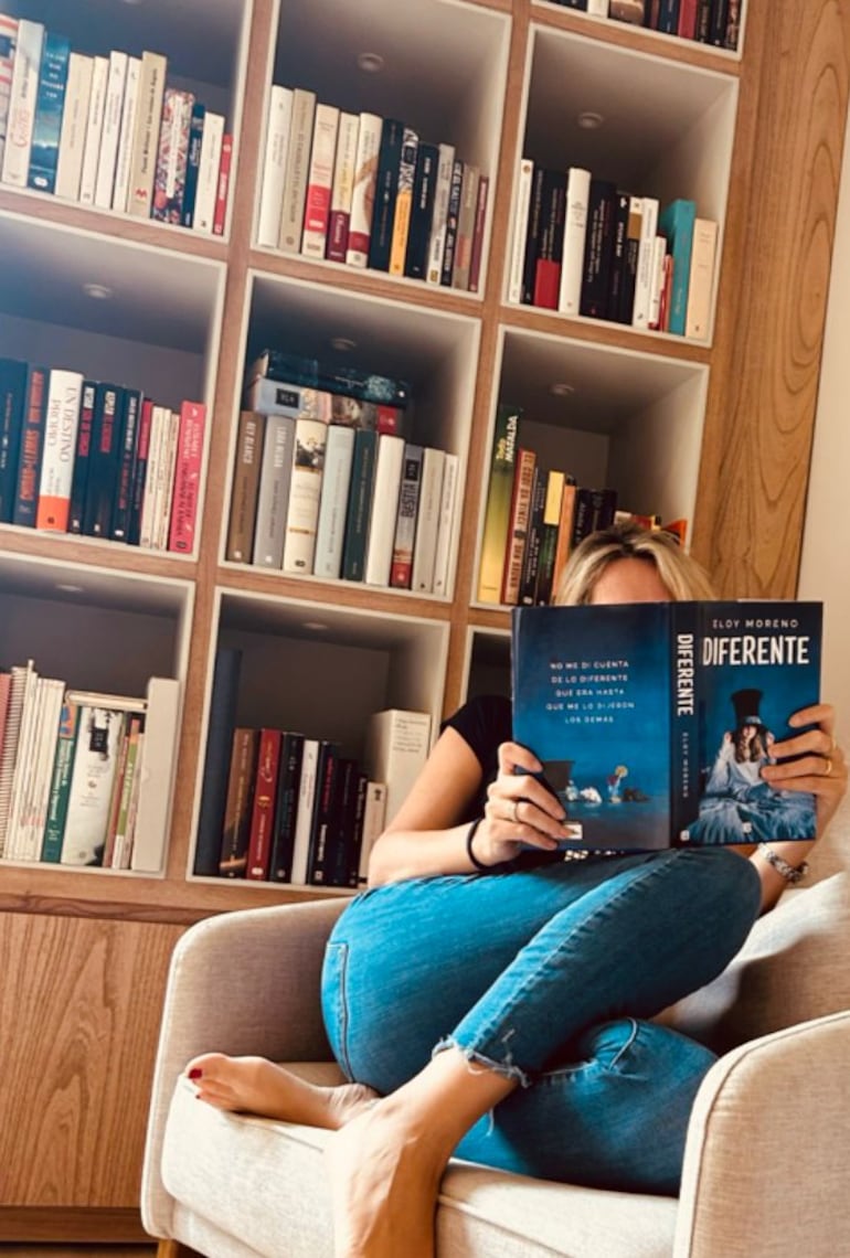 Ofelia Sanglas Leyendo "Diferente" de Eloy Moreno.