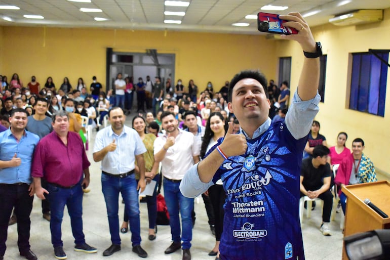 El ministro de Juventud, Édgar Colmán, haciendo una selfie; de fondo los precandidatos a gobernador y diputado, Ever Noguera y Ronald Vázquez, respectivamente, además de los jóvenes universitarios. 