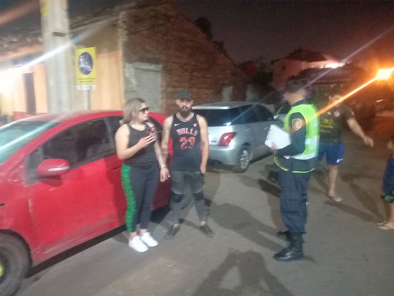 El 17 de agosto pasado, Fabián Martínez Riveros y su mujer Pamela Samuidio Fleyta fueron demorados en Luque en el mismo auto que se usaría el martes último en el asalto al autoservice La Familia.