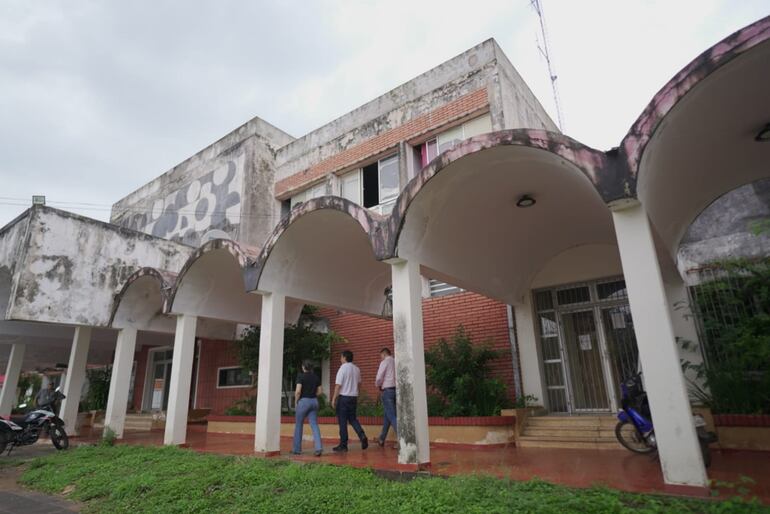 El director de la EBY, Luis Benítez, recorrió edificios de la entidad abandonados, en Ayolas.