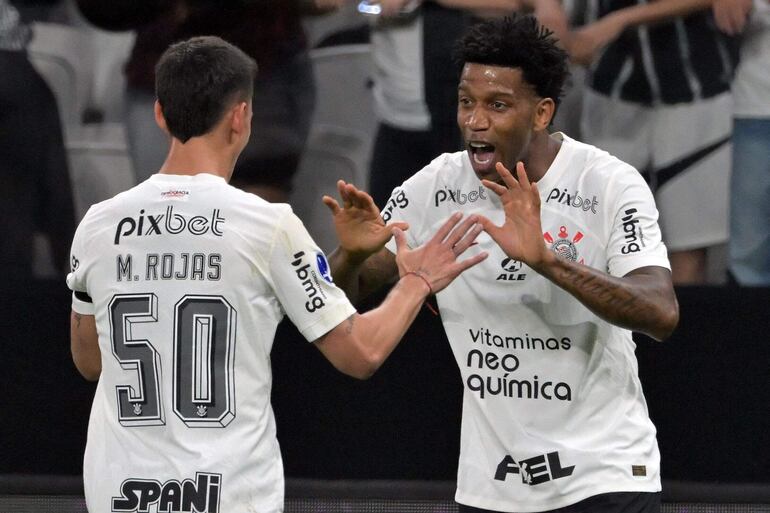 Matías Rojas (i), futbolista del Corinthians, celebra el gol en el partido contra Estudiantes de La Plata por la ida de los cuartos de final de la Copa Sudamericana 2023 en el estadio Neo Química Arena, en Sao Paulo.