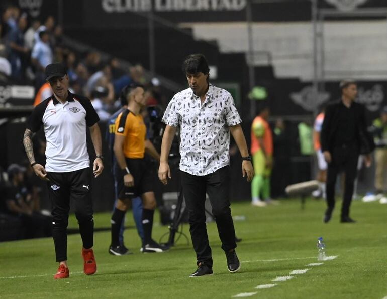 El argentino Daniel Garnero (d), entrenador de Libertad, durante el partido ante Guaireña por la tercera fecha del torneo Clausura 2023 del fútbol paraguayo en el estadio La Huerta, en Asunción.