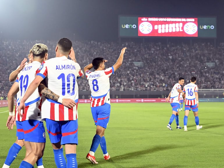 Los jugadores de la selección de Paraguay festejan un gol en el partido frente a Brasil por la décima fecha de las Eliminatorias Sudamericanas 2026 en el estadio Defensores del Chaco, en Asunción, Paraguay.