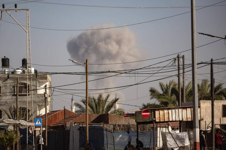 Humo sobre Rafah, en el sur de la Franja de Gaza, luego de un bombardeo israelí el pasado 2 de junio.
