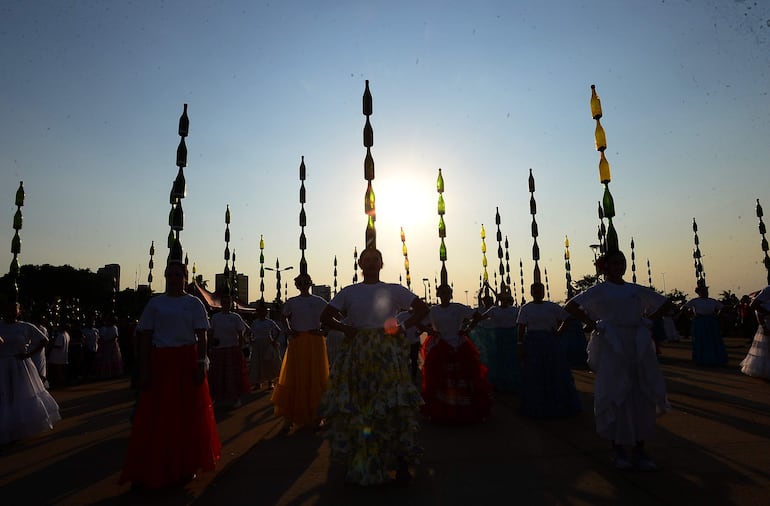 Más de 500 botelleras, vestidas con traje típico, participan en un evento donde realizaron una danza en búsqueda de un récord mundial. 