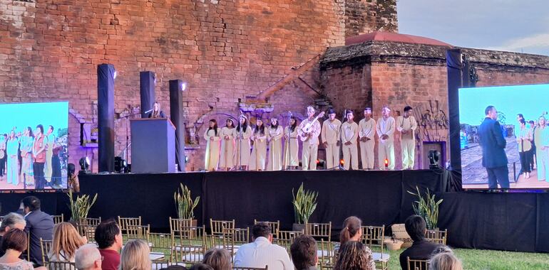 Presentación del coro Mbya Guaraní de la comunidad Guaviramí encabezó el acto cultural por los 30 años de la declaración de las Misiones Jesuíticas de la Santísima Trinidad del Paraná y Jesús de Tavarangue como Patrimonio Universal de la Humanidad por la Unesco.