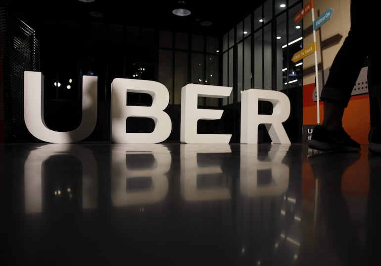 Logo de Uber enTaipei (Taiwán). No, no es propiamente que la plataforma estadounidense implemente otra modalidad de transporte, pero sí estaría planeando ponerse un par de alas y volar. Conforme a lo publicado por Financial Times, nuestros amigos de Uber sacaron la calculadora Casio para ver si les da para comprar el sitio de reserva de vuelos Expedia, valorado en casi 20.000 millones de dólares. Este es uno de los clics tecnológicos de la semana en América.