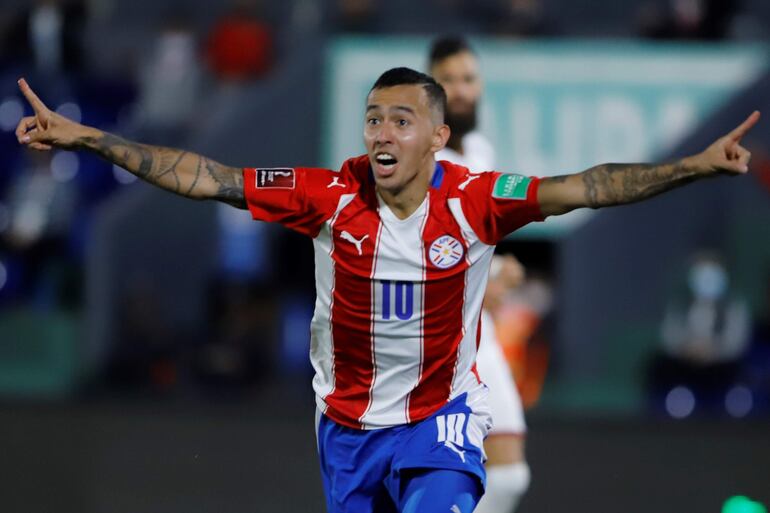 El Kaku Romero celebra el 2-0 transitorio en el triunfo de Paraguay sobre Venezuela.