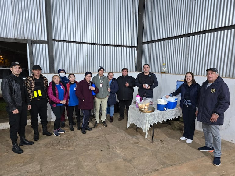 El intendente Magín Benítez (PLRA) junto con el grupo de funcionarios y voluntarios que ayudan a las personas en estado de vulnerabilidad en Villarrica.