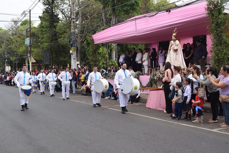 Colorido desfile en Luque.