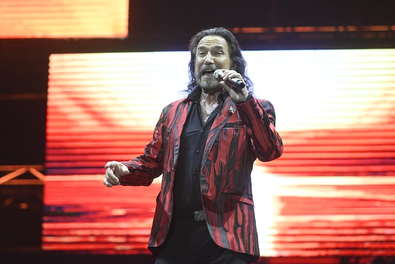 Marco Antonio Solís en un momento de su presentación en el Jockey Club, donde ofreció un concierto de dos horas y media con muchos éxitos y una sorpresa.