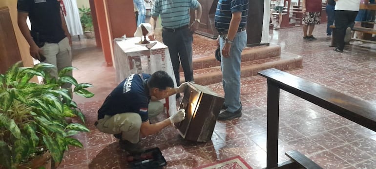 Una persona ingresó a la iglesia de San Blas en Pilar, profanó el altar principal y causó daños en el lugar.