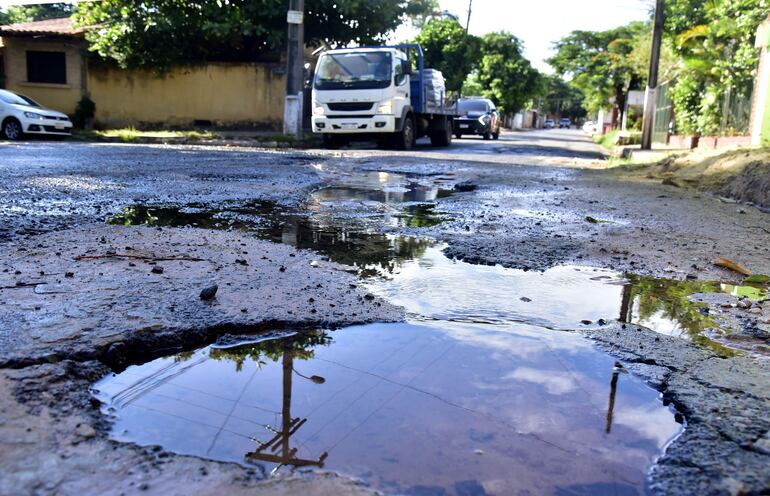 Pésimo estado de la calle Héroes del 70 por un caño roto de la Essap.