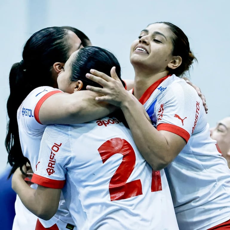 Las campeonas se abrazan celebrando el título del Torneo República, derrotando a Inter que les birló dos veces el cetro del “Metro”.