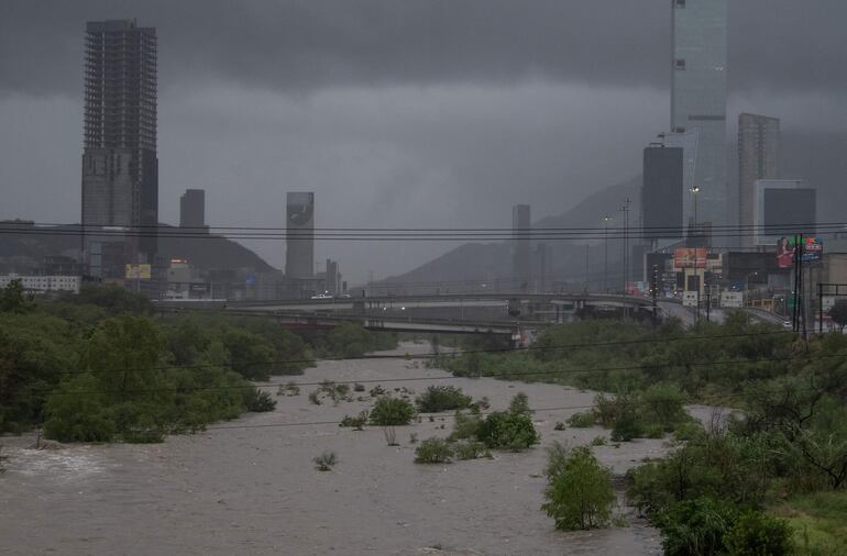 La tormenta tropical Alberto, primer ciclón de la temporada del océano Atlántico, se fortaleció.