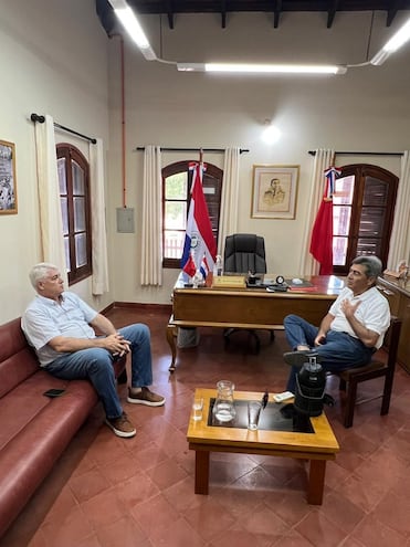 Reunión entre Arnoldo Wiens y el diputado de Cordillera Roberto González.