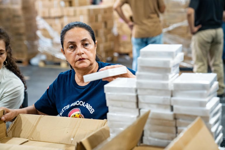 Preparación de kits escolares en San Lorenzo, Central, para ser distribuidos a alumnos del sector público por el Ministerio de Educación (MEC).