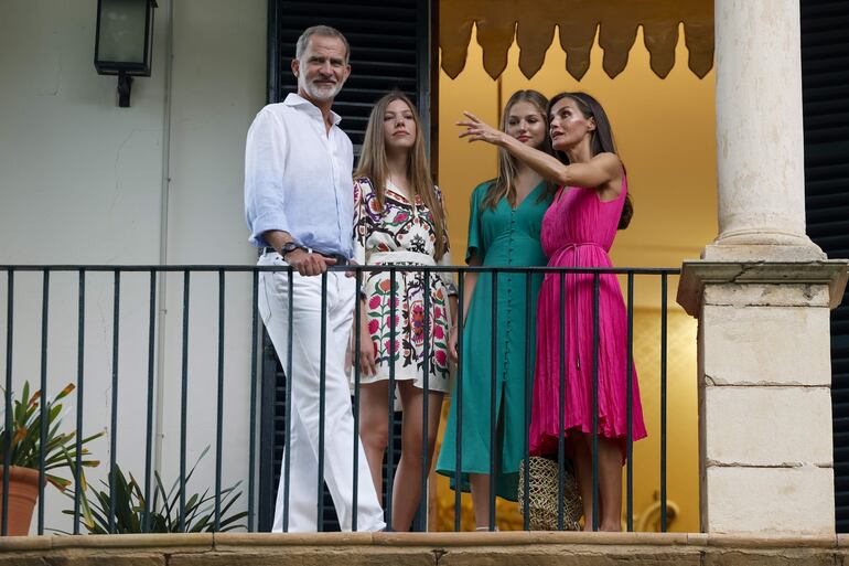 El rey Felipe, la infanta Sofía, la princesa Leonor y la reina Letizia disfrutan de sus vacaciones en el Palacio de Marivent, en Palma de Mallorca, este lunes.