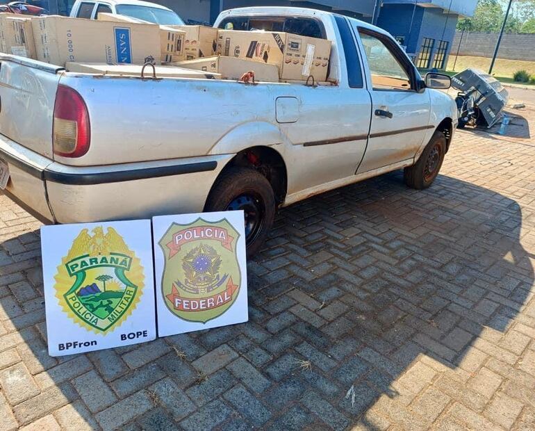 Camionetas con miles de cajetillas de cigarrillos de contrabando fueron incautadas este domingo en Guaíra, Paraná, Brasil.