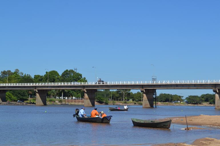 La playa Punta Arena de Caapucú, aguarda a los turistas para realizar recorrido en canoa, lancha y realizar pesca deportiva.