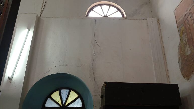 Profundas grietas en las paredes y pisos de la catedral genera temor de derrumbe en San Pedro
