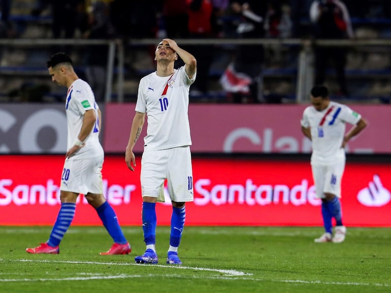 Miguel Almirón (c), futbolista de la selección paraguaya, se lamenta después de un gol de Chile en un partido por las Eliminatorias Sudamericanas al Mundial Qatar 2022 en el estadio San Carlos de Apoquindo, en Santiago, Chile. 
