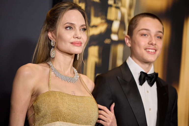 ¡Dos gotas de agua! Angelina Jolie y Knox Jolie-Pitt. (EFE/EPA/ALLISON DINNER)
