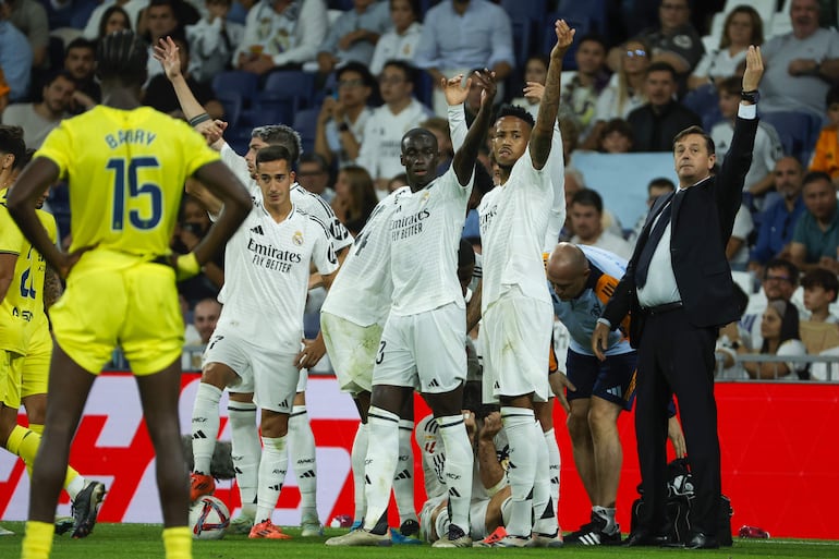 El defensa del Real Madrid Dani Carvajal se lesiona durante el partido de la jornada 9 de Liga que disputan Real Madrid y Villarreal CF este sábado en el estadio Santiago Bernabéu.