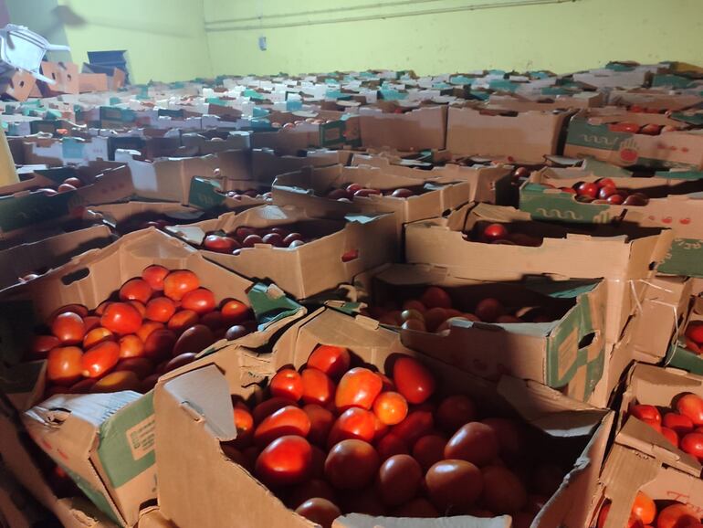 Incautaron una gran carga de tomate que ingresó de contrabando desde el Brasil. Los contrabandistas cargaron el producto en cajas de producción nacional para blanquearlo.