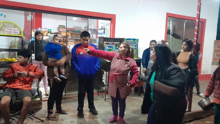 Vecinos del asentamiento San Roque de San Antonio encaran a la señora Mirna Miranda, de que la chatarrería es solo una pantalla y que en el lugar se comercializa drogas y se compra objetos robados.