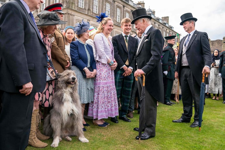 Carlos III conversa con algunos asistentes a la Garden Party en el Palacio de Holyroodhouse. (Jane Barlow / POOL / AFP)