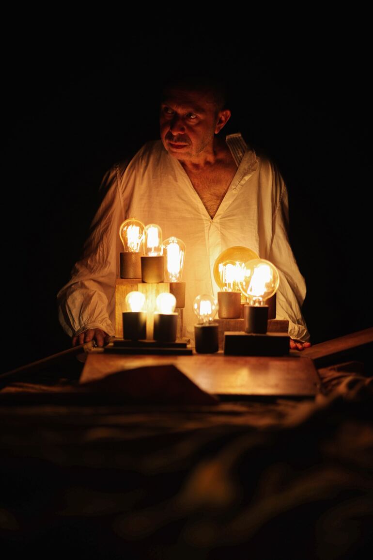 Jorge Báez protagoniza y dirige el unipersonal "Historia de un jabalí o Algo de Ricardo".